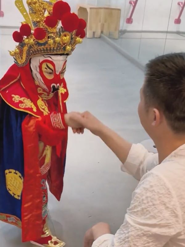 四歲小孩學變臉