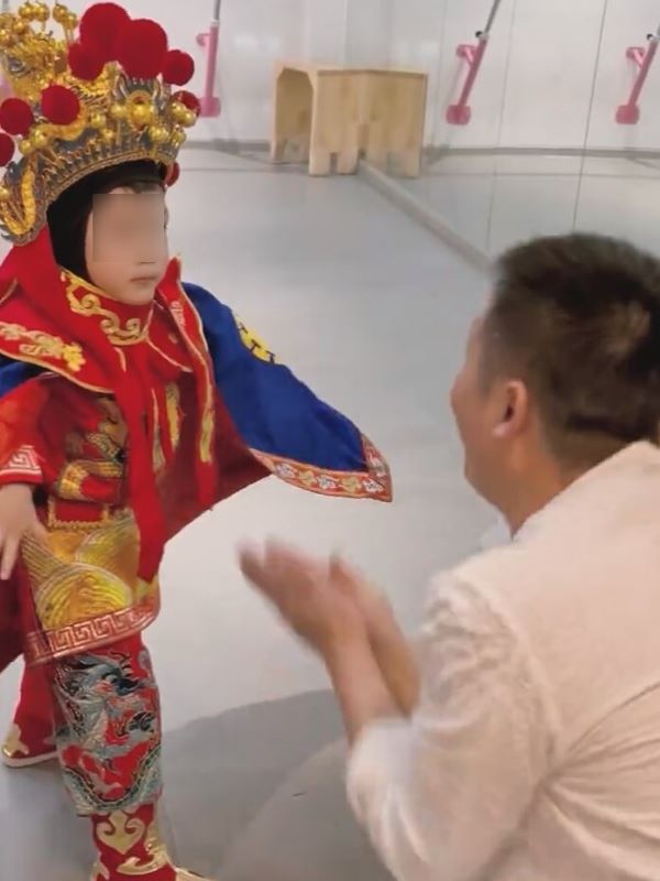 四歲小孩學變臉